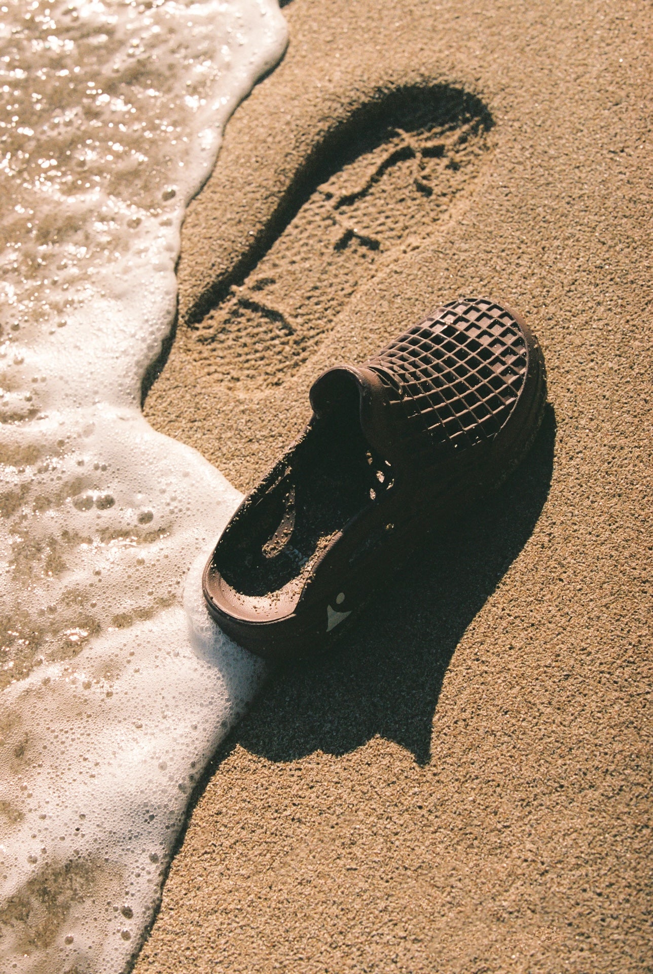 Introducing the Lusso Cloud x Abysse collaboration—a recycled sandal engineered for water lovers who refuse to compromise on sustainability.