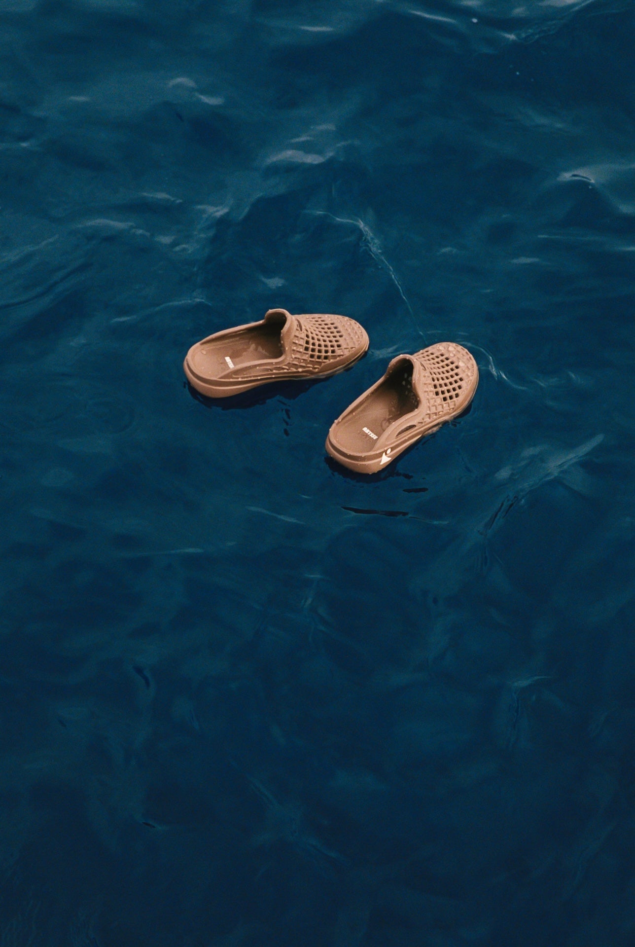 Introducing the Lusso Cloud x Abysse collaboration—a recycled sandal engineered for water lovers who refuse to compromise on sustainability.