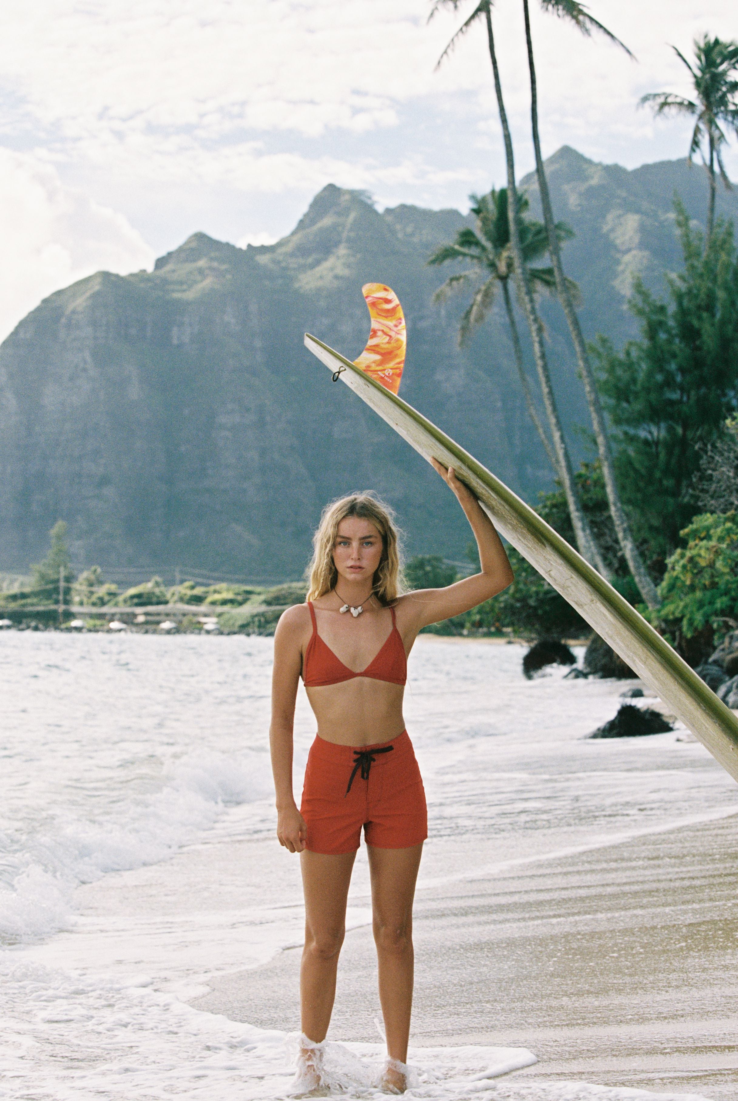 Surf Meets Nostalgia Channeling the effortless style of the ‘90s, the CRUSH boardshorts are your perfect companion for waves and wanderlust