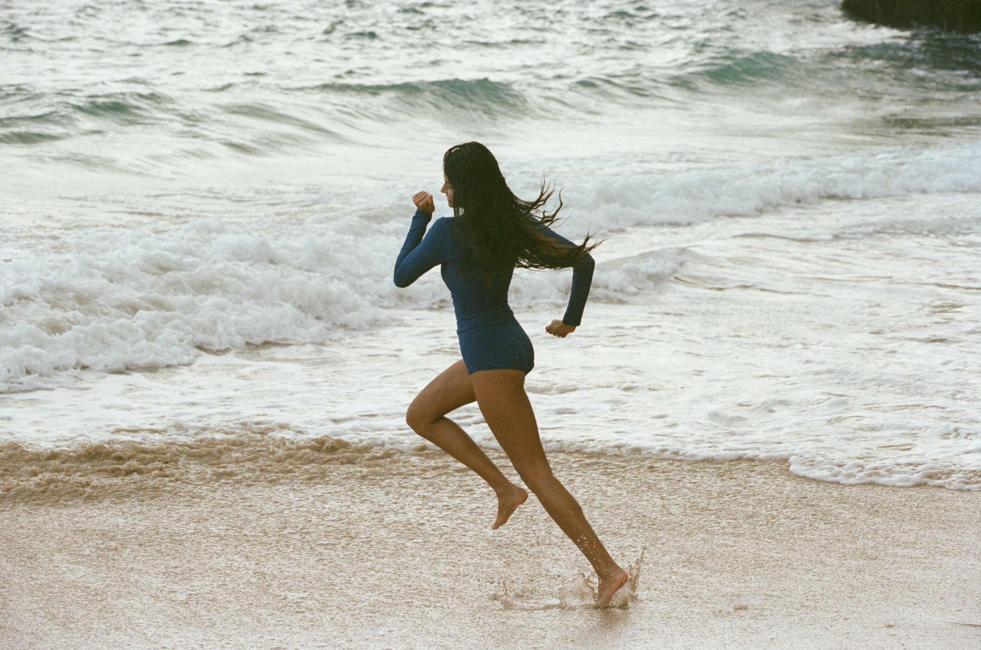The Poppler is our new long sleeve cropped rash guard top. A second-skin, full-coverage silhouette that is perfect for roaming the ocean while being protected from the sun. 