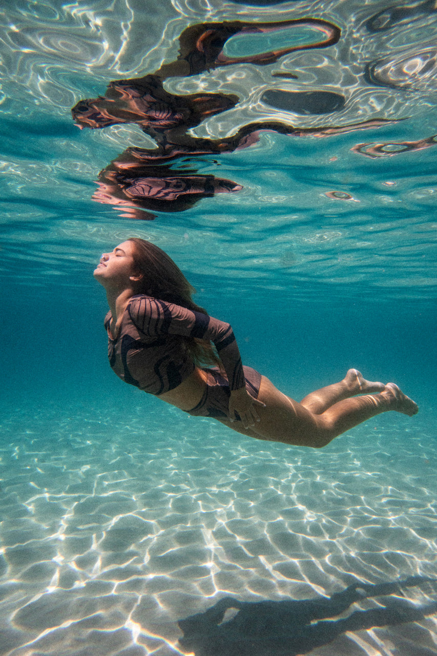 The Poppler is our new long sleeve cropped rash guard top. A second-skin, full-coverage silhouette that is perfect for roaming the ocean while being protected from the sun. Single layer Dry Fast and UV protective. Perfect for surfing, kite-surfing, snorkeling and all ocean sports.Made from recycled material.