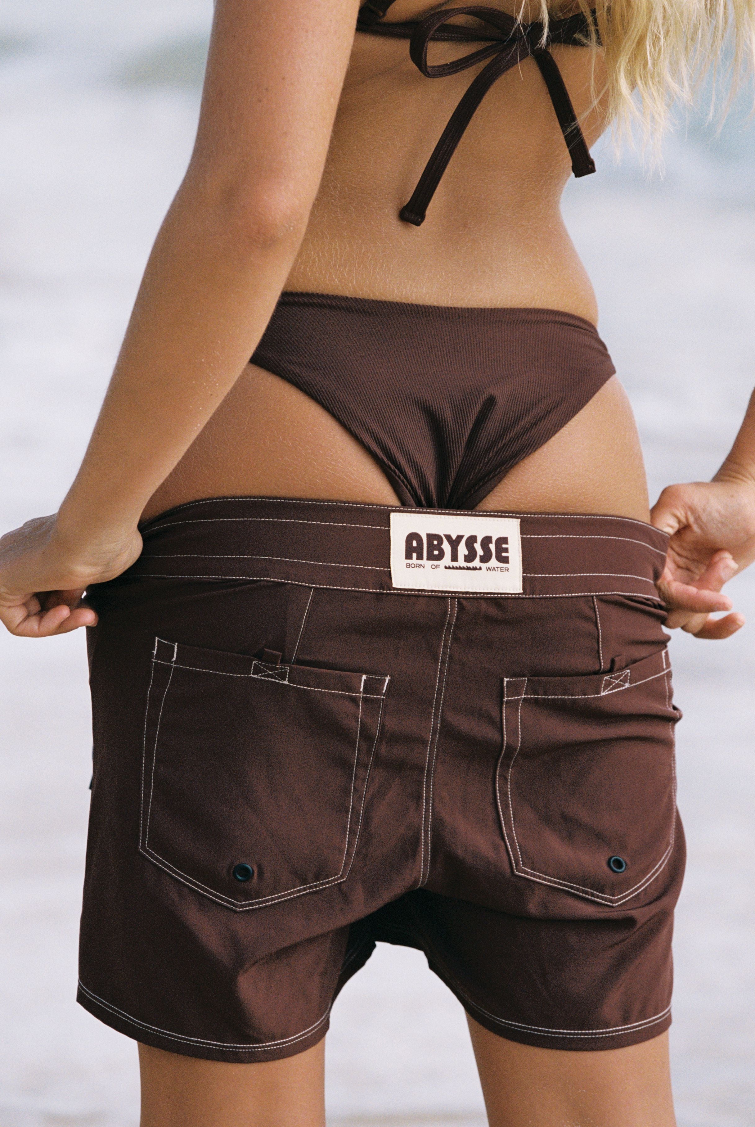 Surf Meets Nostalgia Channeling the effortless style of the ‘90s, the CRUSH boardshorts are your perfect companion for waves and wanderlust. Made from sustainable recycled materials