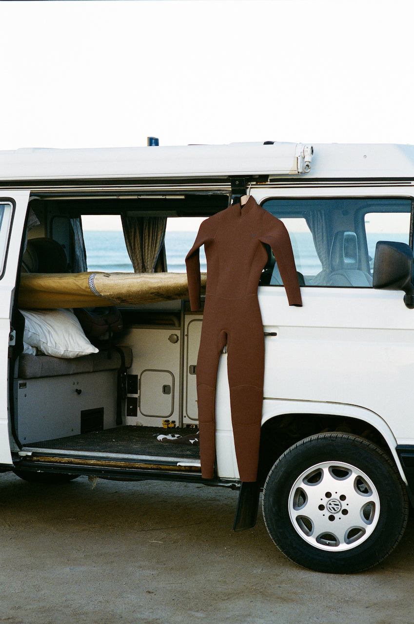 This eco-friendly Clark full wetsuit offers maximum warmth and comfort in cold water conditions with its Yamamoto limestone rubber, GBS (Glue Blind Stitch) and 3mm thickness neoprene. This wetsuit provides protection for cold water surfing, diving,  and water activities for water temperatures between 57-66F or 14-19C.